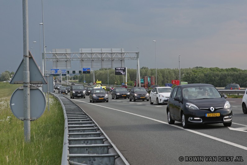 Lange file op A9 door ongeval op Rottepolderplein met auto en vrachtwagen