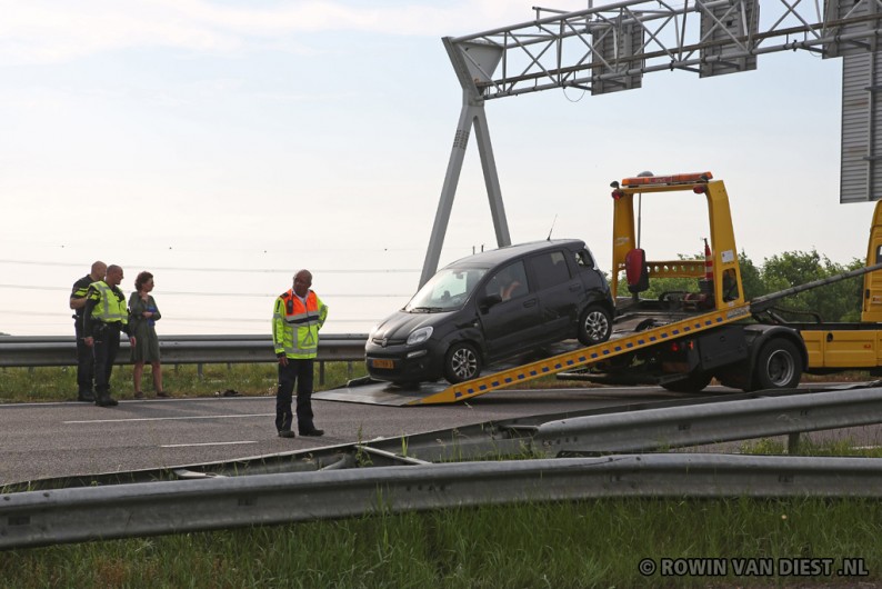 Lange file op A9 door ongeval op Rottepolderplein met auto en vrachtwagen