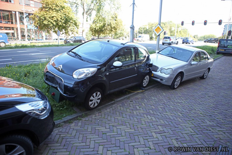 Oudere vrouw raakt van de weg en ramt geparkeerde auto