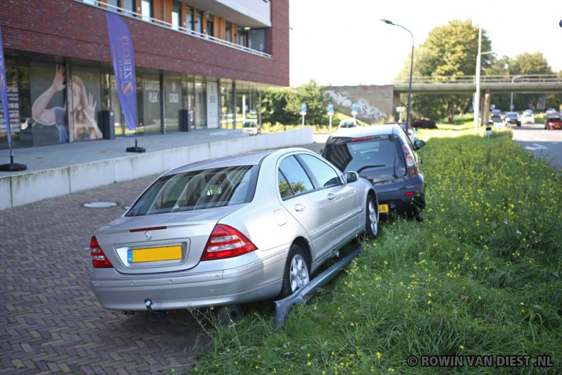 Oudere vrouw raakt van de weg en ramt geparkeerde auto
