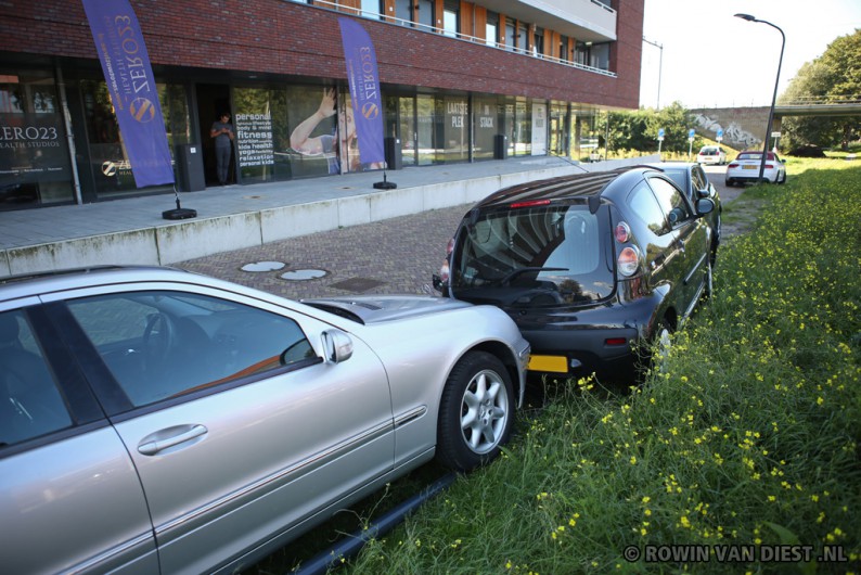 Oudere vrouw raakt van de weg en ramt geparkeerde auto