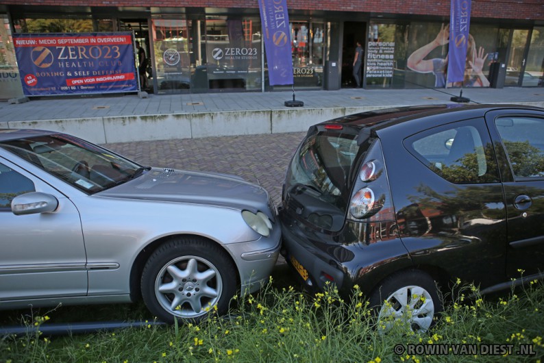 Oudere vrouw raakt van de weg en ramt geparkeerde auto