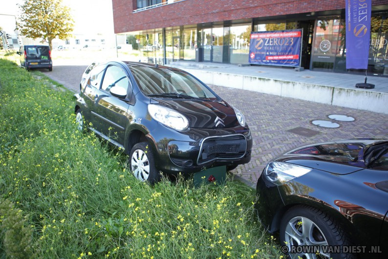 Oudere vrouw raakt van de weg en ramt geparkeerde auto