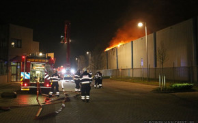 Grote brand verwoest bedrijfspand in Hoofddorp [video]