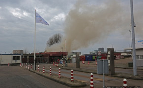 Brand in grote afvalberg bij milieustraat Spaarnelanden in Haarlem