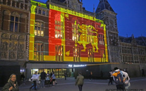 Vlag Sri Lanka geprojecteerd op Centraal Station Amsterdam