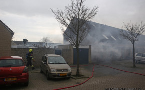 Meerdere schuren in de brand achter woningen in Velserbroek