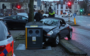 Auto botst tegen ondergrondse vuilcontainer na botsing