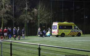 Jongen raakt met voet bekneld onder hek tijdens voetbaltraining